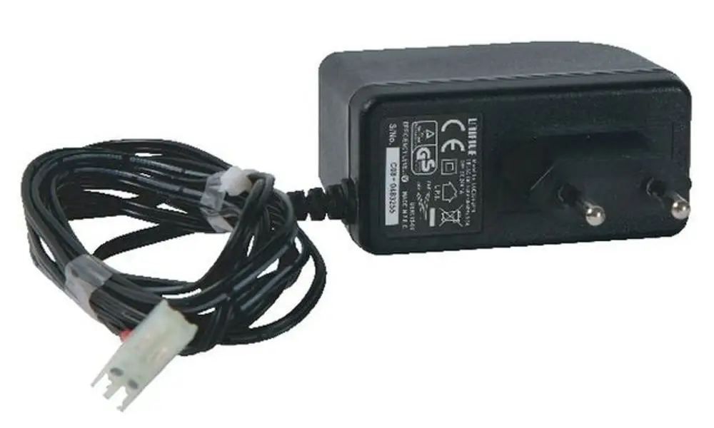 Netzgerät mit zwei Steckausgängen und einem Kabel, hergestellt von Syr, geeignet zur Stromversorgung für verschiedene Geräte.